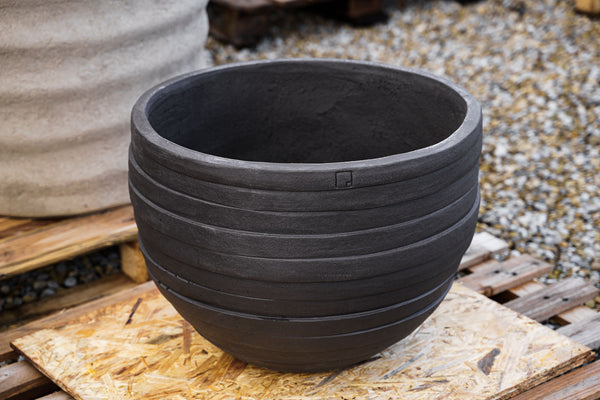 A black Atelier Vierkant UF60Z Outdoor Pot
