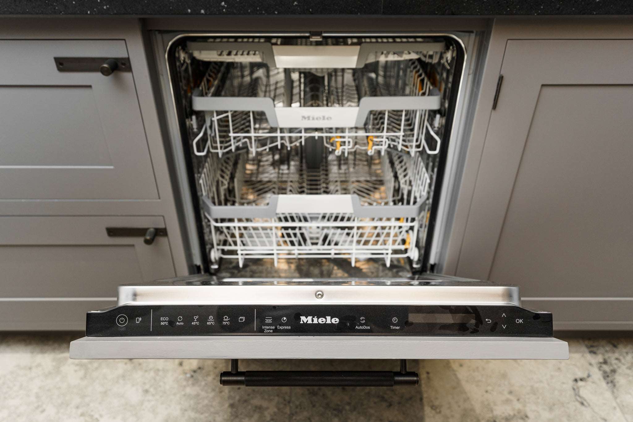 Ex-Display Kitchen 'Brompton' with Larder